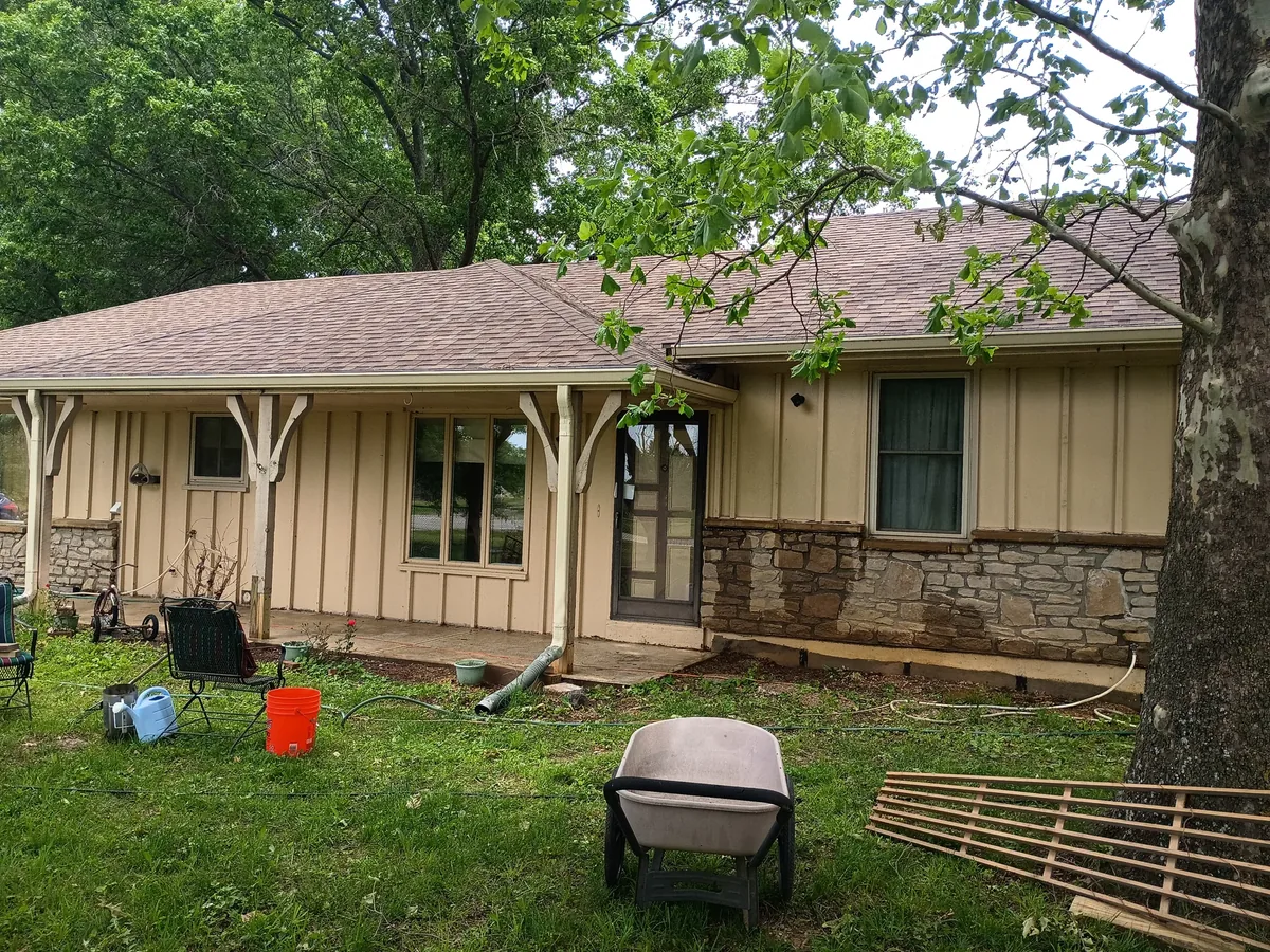 ranch home with faded siding before painting